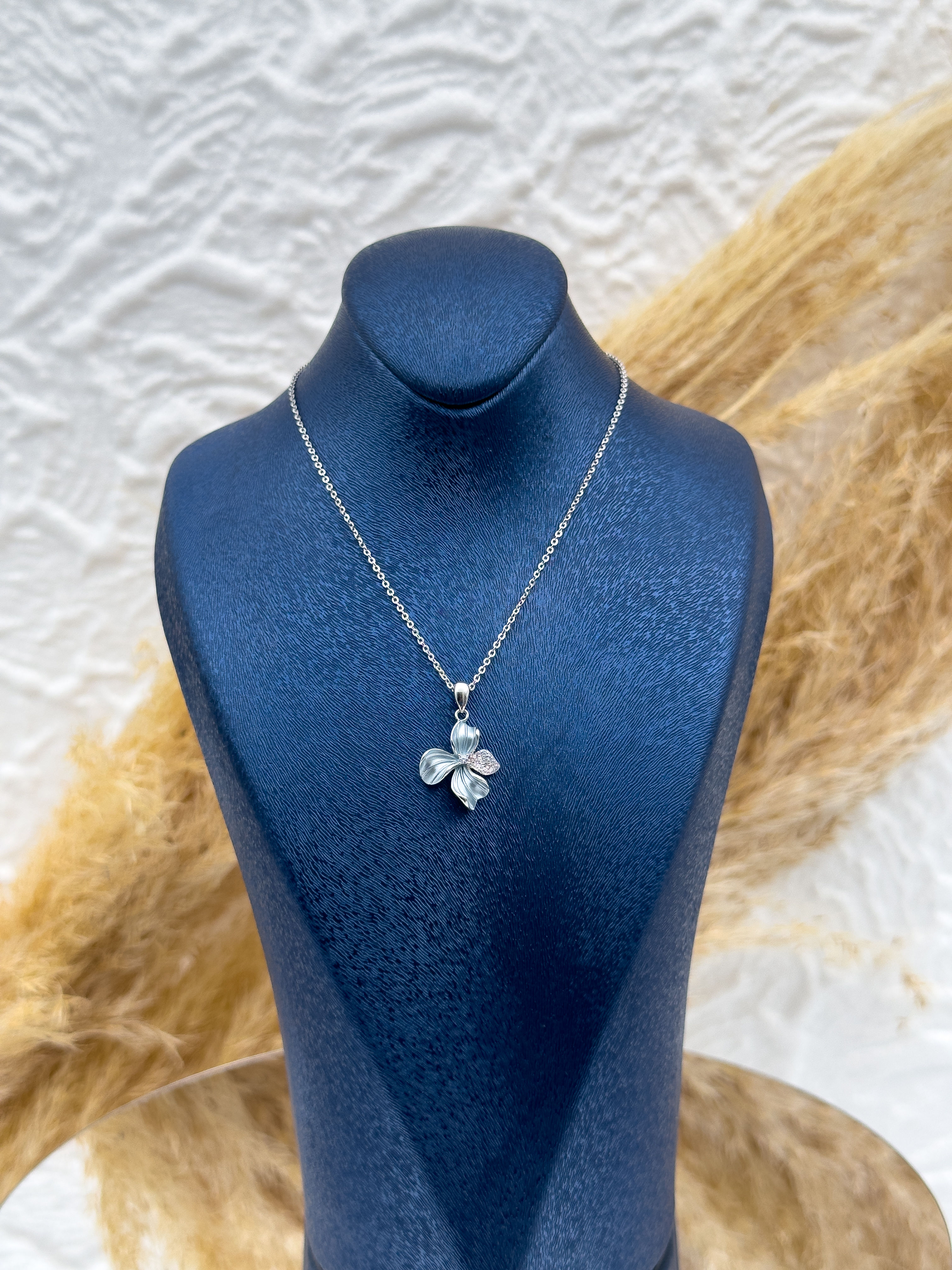 925 Ayar Gümüş Mavi Sedef Taşlı Çiçek Figürlü Kadın Kolye – Özel Tasarım Hediyelik